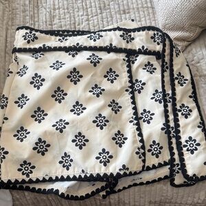 Fashion Brand Company Black and White Floral Mini Skirt